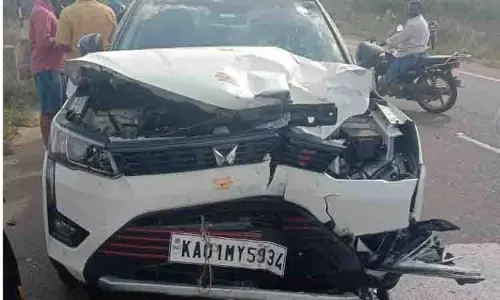 கார்-மோட்டார் சைக்கிள் மோதல்; 3 பேர் படுகாயம் கார்-மோட்டார் சைக்கிள் மோதல்; 3 பேர் படுகாயம்