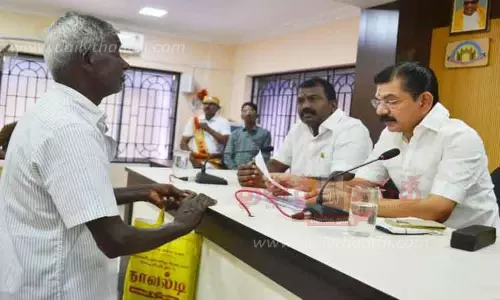 புதிய தார்சாலை அமைக்க வேண்டும்-மேயரிடம் பொதுமக்கள் மனு