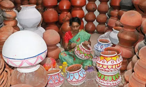 மண்பானைகளுக்கு வர்ணம் தீட்டும் பணி மும்முரம்