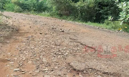 குண்டும், குழியுமான சாலையை சீரமைக்க வேண்டும்