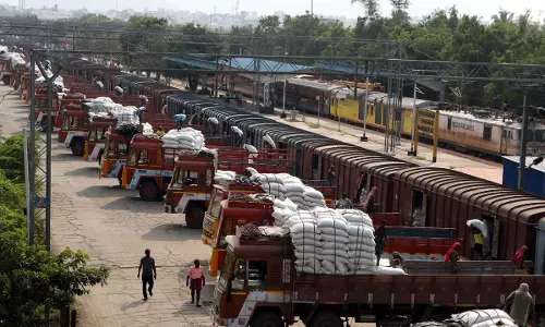 நாமக்கல்லுக்கு சரக்கு ரெயிலில் 2,500 டன் கடுகு புண்ணாக்கு வந்தது