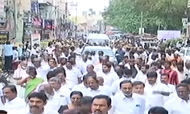 காங்கிரஸ் எம்.எல்.ஏ திருமகன் ஈவெரா உடல் தகனம் – இறுதி ஊர்வலத்தில் தலைவர்கள் பங்கேற்பு