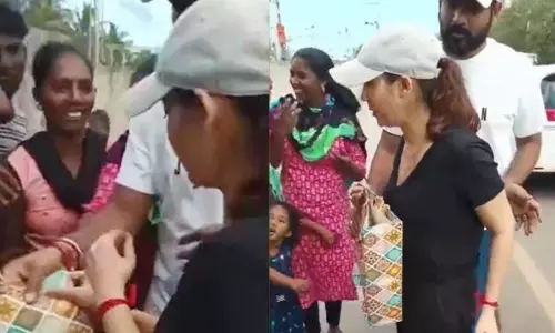 சாலையோர மக்களுக்கு பரிசு வழங்கிய நயன்தாரா