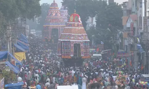 சிதம்பரம் நடராஜர் கோவிலில் ஆருத்ரா தரிசன திருவிழா தேரோட்டம் - சிவ சிவா...கோஷத்துடன் வடம் பிடித்து இழுத்த பக்தர்கள் சிதம்பரம் நடராஜர் கோவிலில் ஆருத்ரா தரிசன திருவிழா தேரோட்டம் - சிவ சிவா...கோஷத்துடன் வடம் பிடித்து இழுத்த பக்தர்கள்