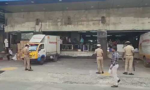 புரொபஷனல் கூரியர் நிறுவனத்துக்கு சொந்தமான இடங்களில் 2-வது நாளாக வருமான வரி சோதனை