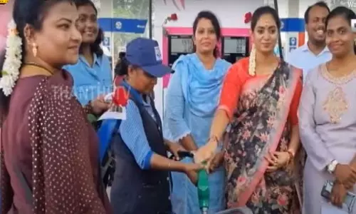 மகளிருக்காக தனி பெட்ரோல் வரிசை - இலவச பெட்ரோலுடன் திறந்து வைத்த அமைச்சர் மகளிருக்காக தனி பெட்ரோல் வரிசை - இலவச பெட்ரோலுடன் திறந்து வைத்த அமைச்சர்