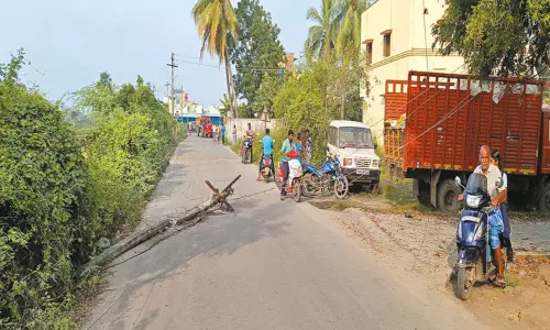 லாரி மோதியதில் மின்கம்பம் முறிந்து சாலையில் விழுந்தது; பெரும் விபத்து தவிர்ப்பு லாரி மோதியதில் மின்கம்பம் முறிந்து சாலையில் விழுந்தது; பெரும் விபத்து தவிர்ப்பு