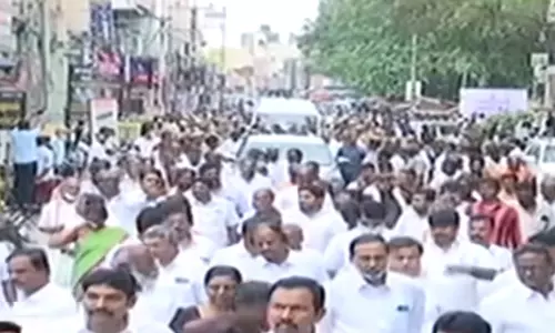 காங்கிரஸ் எம்.எல்.ஏ திருமகன் ஈவெரா உடல் தகனம் – இறுதி ஊர்வலத்தில் தலைவர்கள் பங்கேற்பு காங்கிரஸ் எம்.எல்.ஏ திருமகன் ஈவெரா உடல் தகனம் – இறுதி ஊர்வலத்தில் தலைவர்கள் பங்கேற்பு