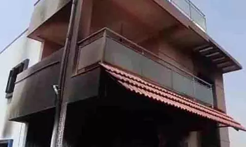 அடுக்குமாடி குடியிருப்பில் திடீர் தீவிபத்து அடுக்குமாடி குடியிருப்பில் திடீர் தீவிபத்து