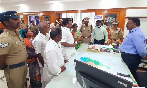 தேவதானப்பட்டி அருகேஇறைச்சி வியாபாரியை கொலை செய்த அனைவரையும் கைது செய்ய வேண்டும்:கலெக்டரிடம் உறவினர்கள் வலியுறுத்தல் தேவதானப்பட்டி அருகேஇறைச்சி வியாபாரியை கொலை செய்த அனைவரையும் கைது செய்ய வேண்டும்:கலெக்டரிடம் உறவினர்கள் வலியுறுத்தல்