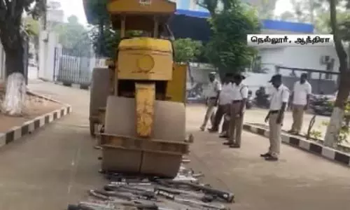 நெல்லூர்: அதிக சத்தம் எழுப்பிய சைலன்சர்களை ரோட் ரோலர் ஏற்றி அழித்த போலீசார் நெல்லூர்: அதிக சத்தம் எழுப்பிய சைலன்சர்களை ரோட் ரோலர் ஏற்றி அழித்த போலீசார்