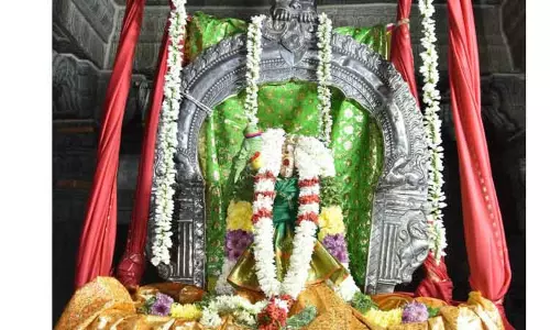 பொன்னூஞ்சலில் எழுந்தருளிய பெரியநாயகி அம்மன் பொன்னூஞ்சலில் எழுந்தருளிய பெரியநாயகி அம்மன்