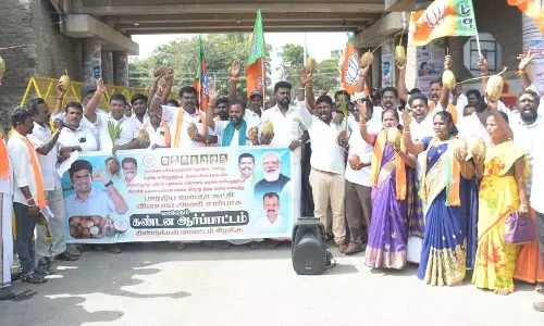 தென்னங்கன்றுகளை ஏந்தி பா.ஜனதா போராட்டம்