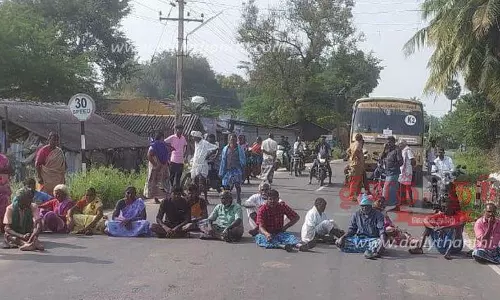 தற்காலிக தரைப்பாலம் கேட்டு விவசாயிகள் சாலை மறியல்