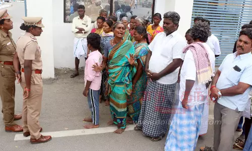சேலம் கலெக்டர் அலுவலகத்தை முற்றுகையிட முயற்சி சேலம் கலெக்டர் அலுவலகத்தை முற்றுகையிட முயற்சி