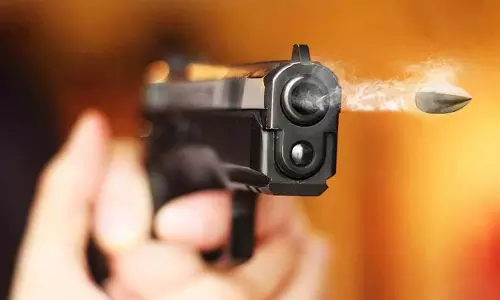 தொழிலாளி கொலை வழக்கில் வாலிபர், துப்பாக்கியால் சுட்டுப்பிடிப்பு தொழிலாளி கொலை வழக்கில் வாலிபர், துப்பாக்கியால் சுட்டுப்பிடிப்பு