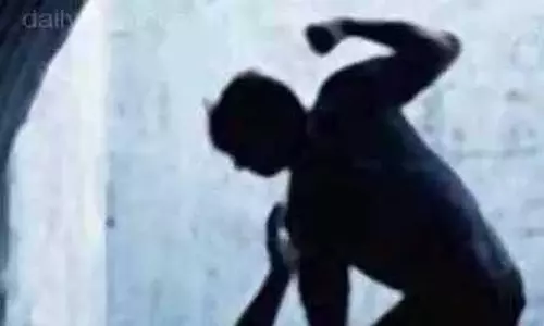 நாய் சங்கிலியால் கணவரை கட்டிப்போட்ட பெண்