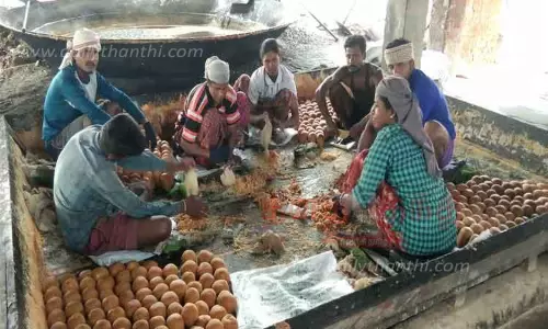 அம்மாபேட்டை பகுதியில்தை பொங்கலையொட்டி உருண்டை வெல்லம் தயாரிக்கும் பணி தீவிரம்;போதிய விலை கிடைக்காமல் விவசாயிகள் கவலை