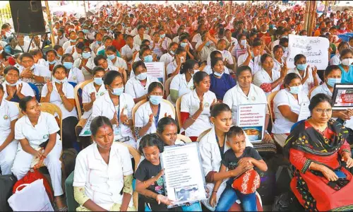 பணி நிரந்தரம் செய்யக்கோரி நர்சுகள் உண்ணாவிரதம் பணி நிரந்தரம் செய்யக்கோரி நர்சுகள் உண்ணாவிரதம்