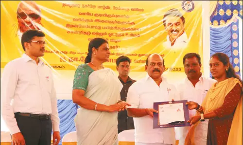 பெரும்பாக்கம் திட்டப்பகுதியில் 30 பெண்களுக்கு அழகுகலை நிபுணர் சான்றிதழ்: அமைச்சர் வழங்கினார் பெரும்பாக்கம் திட்டப்பகுதியில் 30 பெண்களுக்கு அழகுகலை நிபுணர் சான்றிதழ்: அமைச்சர் வழங்கினார்