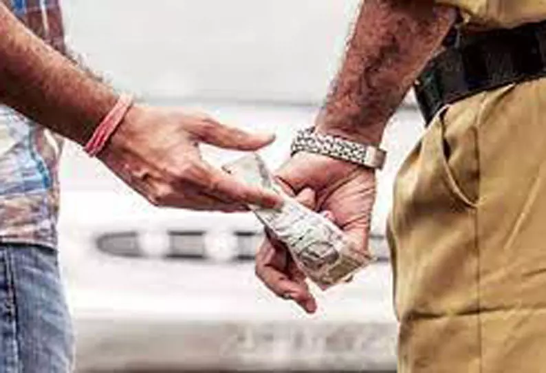 ரூ.8 ஆயிரம் லஞ்சம் வாங்கிய வருமான வரித்துறை அதிகாரி கைது