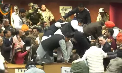 டெல்லி மேயர் தேர்தல்: பா.ஜ.க.- ஆம் ஆத்மி கவுன்சிலர்கள் மோதல்