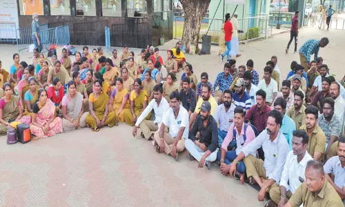 பயோமெட்ரிக் வருகை பதிவேடு முறையை ரத்து செய்யக்கோரி வண்டலூர் உயிரியல் பூங்கா ஊழியர்கள் பணியை புறக்கணித்து போராட்டம் பயோமெட்ரிக் வருகை பதிவேடு முறையை ரத்து செய்யக்கோரி வண்டலூர் உயிரியல் பூங்கா ஊழியர்கள் பணியை புறக்கணித்து போராட்டம்