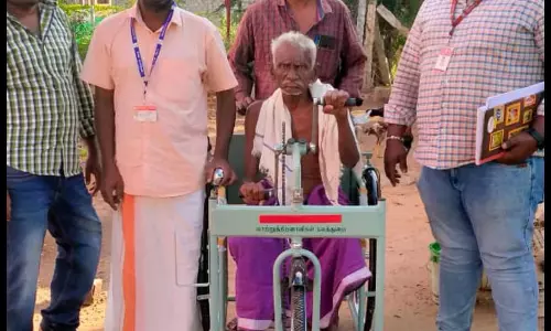 வீடு தேடி சென்று மாற்றுத்திறனாளிகளுக்கு நலத்திட்ட உதவி வீடு தேடி சென்று மாற்றுத்திறனாளிகளுக்கு நலத்திட்ட உதவி