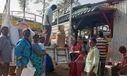 லாரியில் கொண்டு சென்று பொருட்கள் வினியோகம்