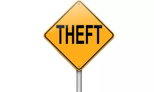 சுடிதார் அணிந்து வந்து செருப்பு திருடும் ஆசாமி சுடிதார் அணிந்து வந்து செருப்பு திருடும் ஆசாமி