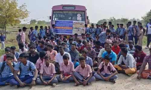 பொதுமக்கள், மாணவர்கள் திடீர் மறியல் பொதுமக்கள், மாணவர்கள் திடீர் மறியல்