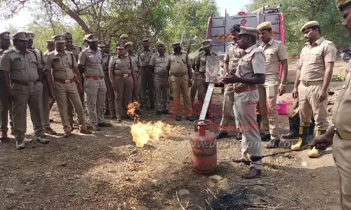 காட்டுத்தீ அணைப்பது குறித்த செயல்விளக்கம்