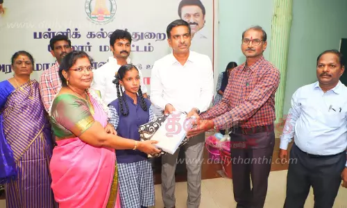 அரசு மாதிரி பள்ளியில் பிளஸ்-1 மாணவர் சேர்க்கை