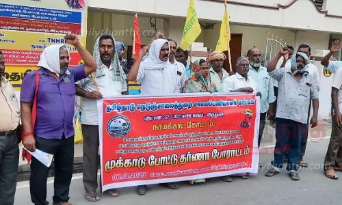 நாமக்கல்லில்சாலை பணியாளர்கள் தலையில் முக்காடு அணிந்து ஆர்ப்பாட்டம்