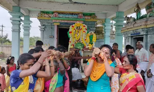 ஆருத்ரா தரிசனத்தையொட்டி பல்லக்கில் சாமி வீதி உலா ஆருத்ரா தரிசனத்தையொட்டி பல்லக்கில் சாமி வீதி உலா