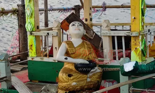 சிதைந்த நிலையில் புத்தர் சிலையுடன் மிதந்து வந்த தெப்பம் சிதைந்த நிலையில் புத்தர் சிலையுடன் மிதந்து வந்த தெப்பம்