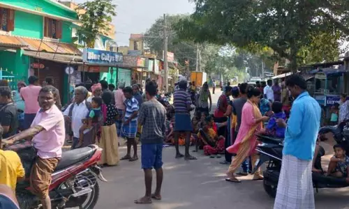 நரிக்குறவ இன மக்கள் சாலை மறியல்