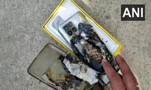 உத்தர பிரதேசம்: பேசிக்கொண்டிருந்த போது திடீரென வெடித்த செல்போன் - இளைஞர் காயம்