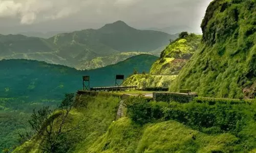 முல்லையன்கிரி மலையில் மலையேற்றம் செய்த அரசு அதிகாரிகள்