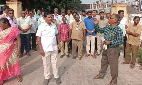 மின்வாரிய பணியாளர்கள் ஆர்ப்பாட்டம்