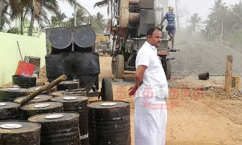 புதுமடம் கடற்கரையில் புதிய சாலை அமைக்கும் பணி