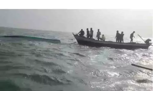 பைபர் படகு தலைக்குப்புற கவிழ்ந்தது: கடலில் தத்தளித்த 2 மீனவர்கள் மீட்பு பைபர் படகு தலைக்குப்புற கவிழ்ந்தது: கடலில் தத்தளித்த 2 மீனவர்கள் மீட்பு