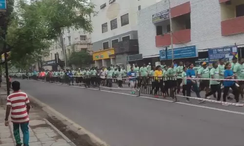 சென்னை மாரத்தான் போட்டி - அமைச்சர் மா. சுப்பிரமணியன் கொடி அசைத்து தொடங்கி வைத்தார் சென்னை மாரத்தான் போட்டி - அமைச்சர் மா. சுப்பிரமணியன் கொடி அசைத்து தொடங்கி வைத்தார்