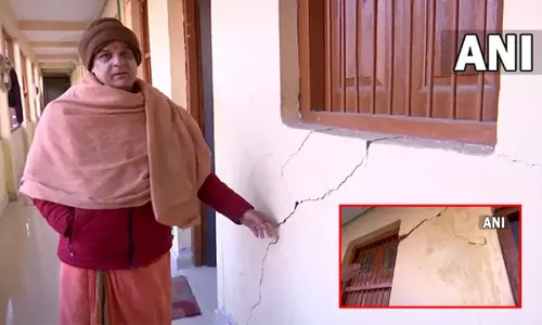 உத்தரகாண்டில் இயற்கை பேரிடர்: ஜோதிர்மடம், சங்கராச்சார்யா மடத்திலும் தொடர்ந்து விரிசல் உத்தரகாண்டில் இயற்கை பேரிடர்: ஜோதிர்மடம், சங்கராச்சார்யா மடத்திலும் தொடர்ந்து விரிசல்