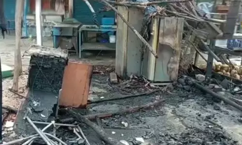 ஈரோடு: ஹோட்டல் மீது பெட்ரோல் குண்டு வீச்சு - போலீஸ் விசாரணை ஈரோடு: ஹோட்டல் மீது பெட்ரோல் குண்டு வீச்சு - போலீஸ் விசாரணை