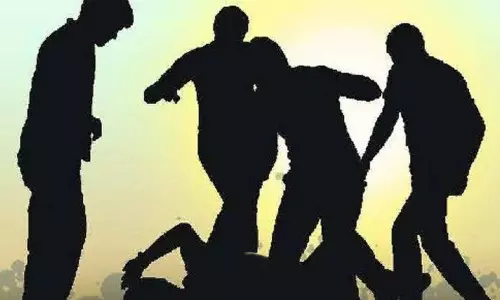 பணம் கொடுக்கல் வாங்கல் தகராறில் கர்ப்பிணிக்கு அடி-உதை: 4 பேர் மீது வழக்கு