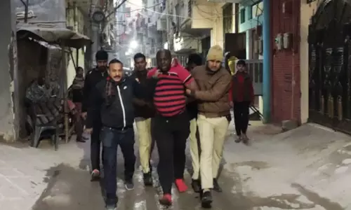 சட்ட விரோதமாக தங்கியிருந்த நைஜீரியர்கள்: கைது செய்ய முயன்ற போலீஸ் மீது தாக்குதல்: டெல்லியில் பரபரப்பு சட்ட விரோதமாக தங்கியிருந்த நைஜீரியர்கள்: கைது செய்ய முயன்ற போலீஸ் மீது தாக்குதல்: டெல்லியில் பரபரப்பு