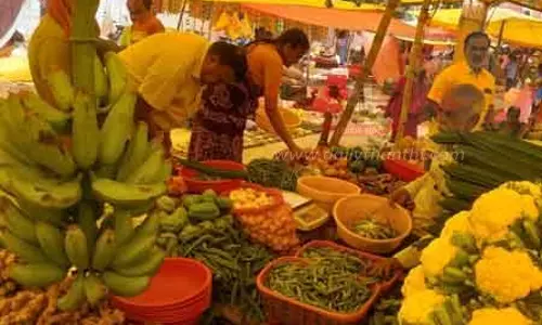 வாரச்சந்தையில் காய்கறி விலை உயர்வு