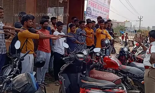 ஹெல்மெட் அணியாமல் சென்ற வாகன ஓட்டிகளை போலீசார்உறுதிமொழி எடுக்க வைத்தனர்.