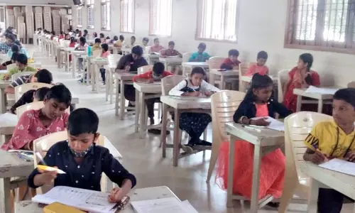 145 மாணவ-மாணவிகள் இந்தி தேர்வு எழுதினர்